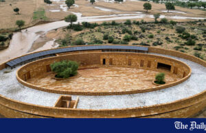 O design exclusivo da escola no deserto indiano oferece alívio do calor