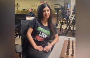 A árbitra de xadrez iraniana Shohreh Bayat teme o ostracismo por seu ativismo ao desafiar o chefe do órgão regulador do jogo russo