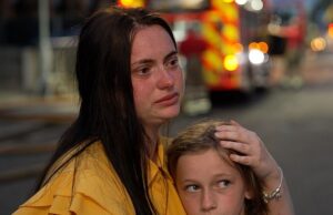 Mãe que fugiu desesperadamente de incêndio em prédio de pijamas revela como a escada de incêndio foi fechada com cadeado