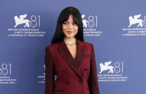 Jenna Ortega é o epítome do chique em um terno marrom ao se juntar às glamorosas Winona Ryder e Monica Bellucci na sessão de fotos Beetlejuice no Festival de Cinema de Veneza