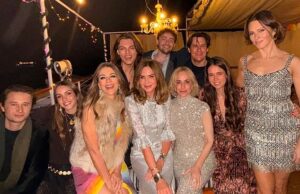 Elizabeth Hurley, 59, comemora o Ano Novo com o filho Damian e a amiga Trinny Woodall enquanto eles desfrutam de uma festa de barco no rio Nilo durante sua escapadela no Egito