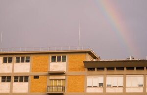 Um sinal de cima? Rainbow aparece sobre o quarto do hospital do papa Francisco, enquanto ele avisa que ‘pode não sobreviver’