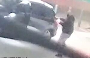 Momento arrepiante bandido Blasta Man With Shotgun in Revenge Shooting in FarmFoods estacionamento como par são presos por 38 anos