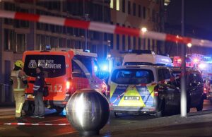 Prisão policial suspeita de agressor após o homem gravemente ferido em esfaquear no Holocaust Memorial, perto da embaixada dos EUA em Berlim