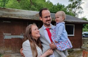 Mãe da menina de dois anos que desapareceu e foi encontrada morta em lagoa é acusada de assassinato