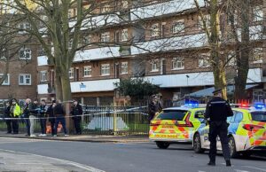 Garoto, 16 anos, morto a tiros no sul de Londres: a polícia lançando a sonda de assassinato enquanto caçam pelo atirador
