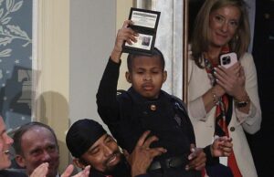 Trump designa menino com câncer no cérebro como um agente honorário de serviço secreto em momento emocional