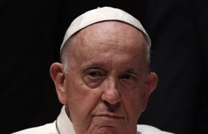 O papa Francisco compartilha a atualização de saúde enquanto emite a oração tradicional de domingo de sua cama de hospital