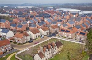 Razão pela qual a enorme propriedade newbuild foi forçada a construir em torno de uma casa abandonada de £ 500k