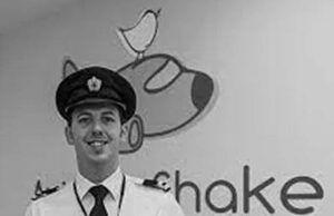 O piloto da British Airways demitido depois de cheirar cocaína no peito da mulher está de volta voando no cockpit