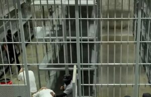 Momento Os membros da temida gangue venezuelana Tren de Aragua são deportados da América e transportados para o notoriamente difícil Centro de Confinamento de Terrorismo de El Salvador