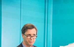 Crise na sala de aula, pois o número de homens que se tornam professores secundários caem para gravar 35 % baixo, enquanto os meninos se voltam para modelos masculinos tóxicos em sua ausência