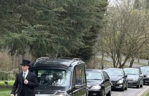 Conheça um dos “diretores funerários mais jovens da Grã -Bretanha”, que conduziu seu primeiro serviço aos 16 anos de idade