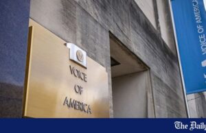O administrador de Trump inicia demissões em massa na Voice of America