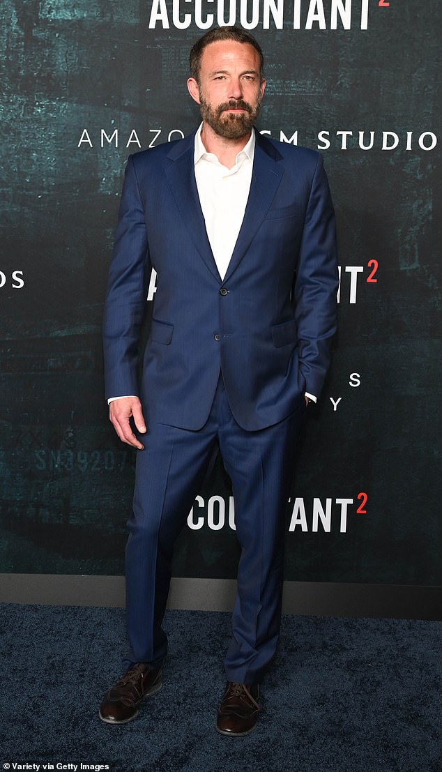 97372599-14620775-Ben_Affleck_cut_a_handsome_figure_while_attending_The_Accountant-m-113_1744864929765.jpg