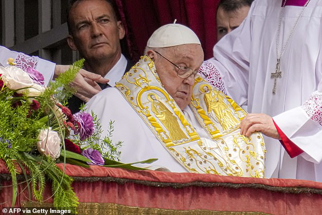 97514023-14632049-Pope_Francis_spent_his_final_day_celebrating_Easter_Sunday_with_-a-12_1745247895373.jpg