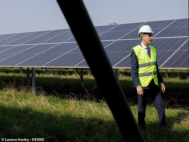 97577771-14637441-In_a_major_U_turn_energy_minister_Ed_Miliband_pictured_is_set_to-m-30_1745369142417.jpg