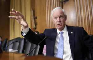 O senador do Partido Republicano 9/11 quer perder o tempo de todos na conspiração