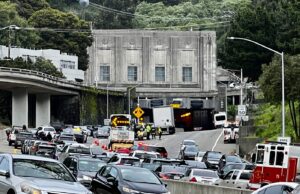 Fogo em Caldect Tunnel Car to Fire Highway 24 Snakes de trânsito