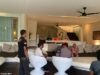 Momento bizarro Aussie acusado de tumulto bêbado de carros em Bali é interrogado por policiais em sua cueca no Luxury Villa