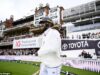 Chris Woakes morcegos para a Inglaterra com um braço enquanto o herói ferido usa tipóia para uma posição final dramática contra a Índia – mas seu esforço é em vão quando os anfitriões caem para derrotar no oval