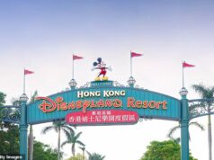 O turista morre na Disneylândia depois de desmaiar ao lado da esposa em passeio congelado