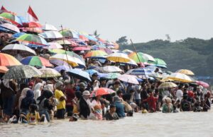 A fama viral das crianças indonésias atrai turistas para o barco