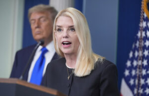 Trump diz que a queima de bandeira é um crime, a Primeira Emenda será condenada