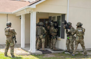 O gelo está dentro da conveniência de onde o gelo Trump está treinando para recrutar para os objetivos de deportação