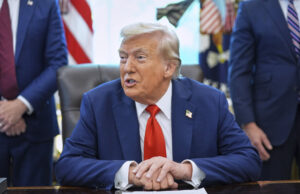 Trump recebe um crachá policial de um garoto grande e o governo invade o mercado livre