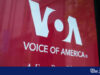 Trump impulsiona as demissões em massa no Voice of America