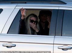 Os amigos compartilham como a esposa de Charlie Kirk, Erika, está lidando depois de ver o assassinato brutal do marido