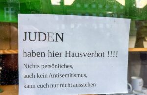 A indignação na Alemanha como o sinal de ‘judeus é proibido’ aparece na janela da loja, com oficiais condenando o anti-semitismo nazista ‘nazista’