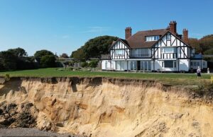 ‘Nada pode ser feito para salvar minha casa de £ 1 milhão de cair no mar’: Viúva, 88, diz que agora está enfrentando uma tenda quando sua casa de falha é perdida para a erosão