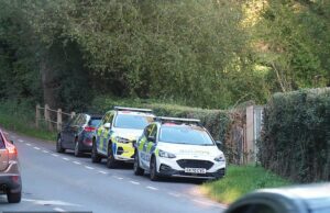 Homem cai até a morte por balão de ar quente com seu corpo pousando em uma vila sonolenta