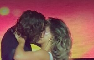 Pete Wicks e Jowita Przystal confirmam o romance enquanto compartilham um beijo apaixonado no palco após meses de rumores de relacionamento