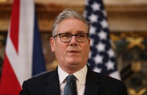 Starmer revelará o esquema de identificação digital na conferência do Labor enquanto ele lance para combater a crise dos migrantes – mas os críticos da marca ‘distópio’ ‘