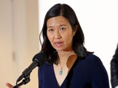 A prefeita de Boston, Michelle Wu, oferece subsídio de bem-estar de US$ 500 para imigrantes LGBTQ