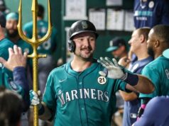 Raleigh atinge o HRS No. 55, 56 para passar pelo Mantle, amarrar marcas dos Mariners