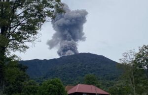 Mount Marrape Bet, as cinzas do vulcão está 1.200 metros acima do pico