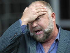 A guerra de Trump com o Irã é o último insulto de Alex Jones