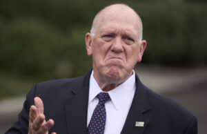 O ‘czar da fronteira’ de Trump decidiu 7 vezes que está acima da lei