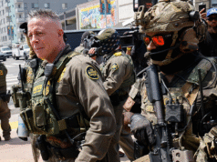 Multidão do AmericaFest apoia ICE enquanto democratas resistem aos agentes