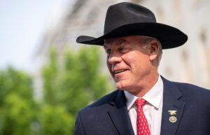 O êxodo da Câmara aumentou depois que Ryan Zinke anunciou que não buscaria a reeleição em 2026