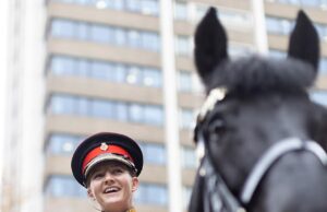 O momento ‘mágico’ ‘Primeiro Oficial de Guardas da Vida da Grã -Bretanha’ encantou ‘a princesa Charlotte durante a coroação do rei Charles – quando camaradas se despediram emocional após morte trágica em acidente de carro aos 28 anos