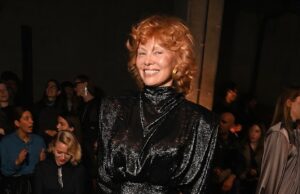 Pamela Anderson mostra seus novos cabelos ruivos enquanto se mistura com Anna Wintour na primeira fila no Paris Fashion Week Show de Mugler’s Paris