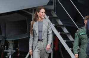 Kate Middleton parece elegante em um terno cinza, enquanto visita a RAF Coningsby pela primeira vez – e tem um significado profundamente pessoal para o real