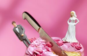 O New York Times zombou da história de divórcio de Gen-Z detalhando como o violinista não binário jogou marido e passou uma noite com a amante