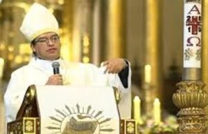 O bispo peruano é acusado de ter 17 amantes secretos depois de serem expostos pela limpeza da senhora … enquanto as amantes começaram a brigar por ele