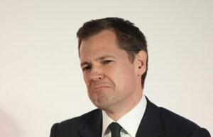 ‘Não vou me esquivar desta edição’: Robert Jenrick Defiant por condenar a falta de integração no bairro de Birmingham, dizendo que não havia ‘visto outro rosto branco’ durante a visita